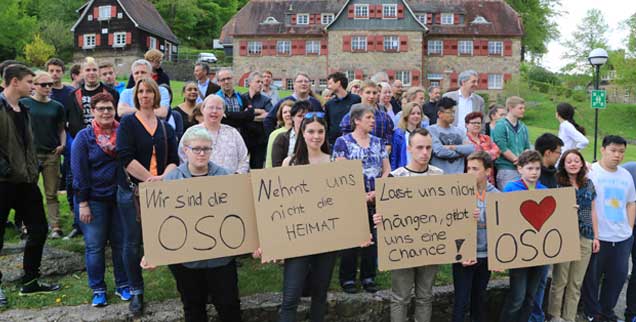 Lehrer und Schüler der Odenwaldschule stehen Ende April 2015 in Ober-Hambach bei Heppenheim mit Plakaten auf dem Schulgelände. Nach vielen Krisen steht die 105 Jahre alte Reformschule vor ihrem Ende, weil sie nicht genug Geld auftreiben kann. Die Schüler stehen vor einer ungewissen Zukunft. (Foto: Hans-Dieter Erlenbach/dpa(Foto: pa/Erlenbach)
