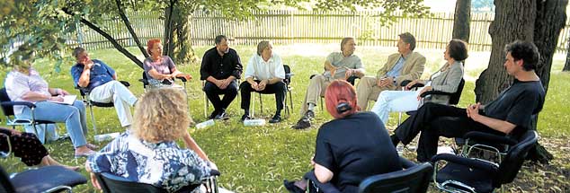 Zuhören und Verstehen: Biografiegespräch auf Gut Gödelitz (Foto: www. ost-west-forum.de)