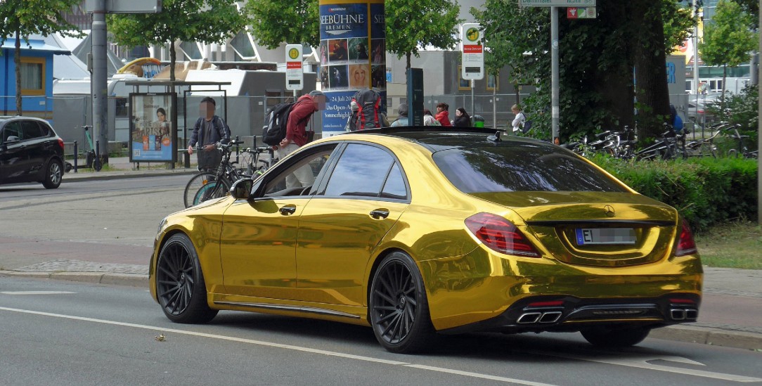 Viel für wenige: Ein vergoldeter Mercedes in Bremen. (Foto: imago images / Eckhard Stengel)