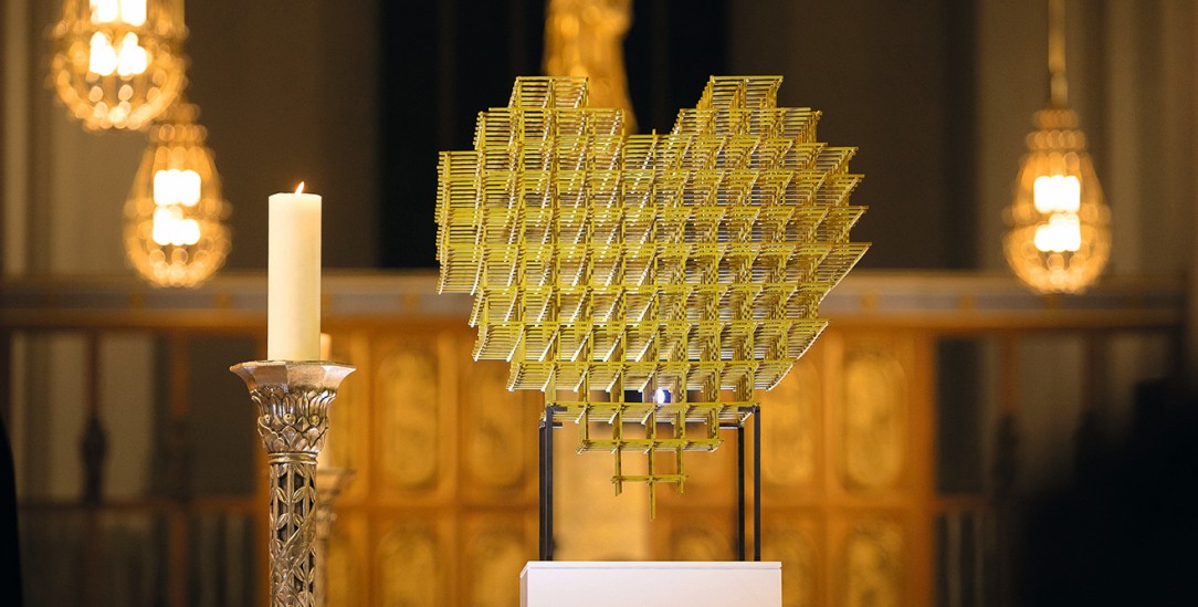 Empathie und Verletzlichkeit: Das Gitterherz des Künstlers Michael Pendry in der Frauenkirche (Foto: PA SZ Photo/Florian Peljak/© VG Bild-Kunst, Bonn 2025)