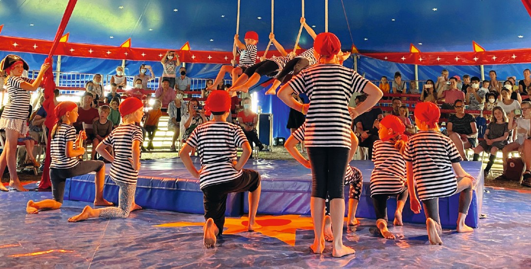 Vorhang auf, Manege frei: Verkleidet als Piraten zeigen die Kinder und Jugend (Foto: Roman von Dobbeler © www.dobbelino.de)