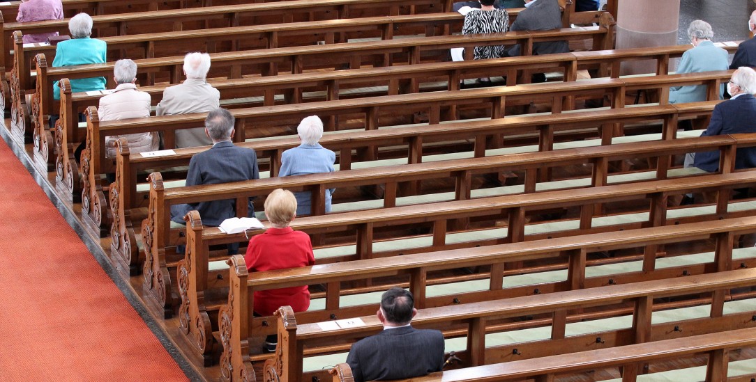 Die Abstände werden größer: Nur noch wenige Menschen suchen in den Kirchen nach Deutung ihres Lebens (Foto: PA/Eibner-Pressefoto/Fleig)