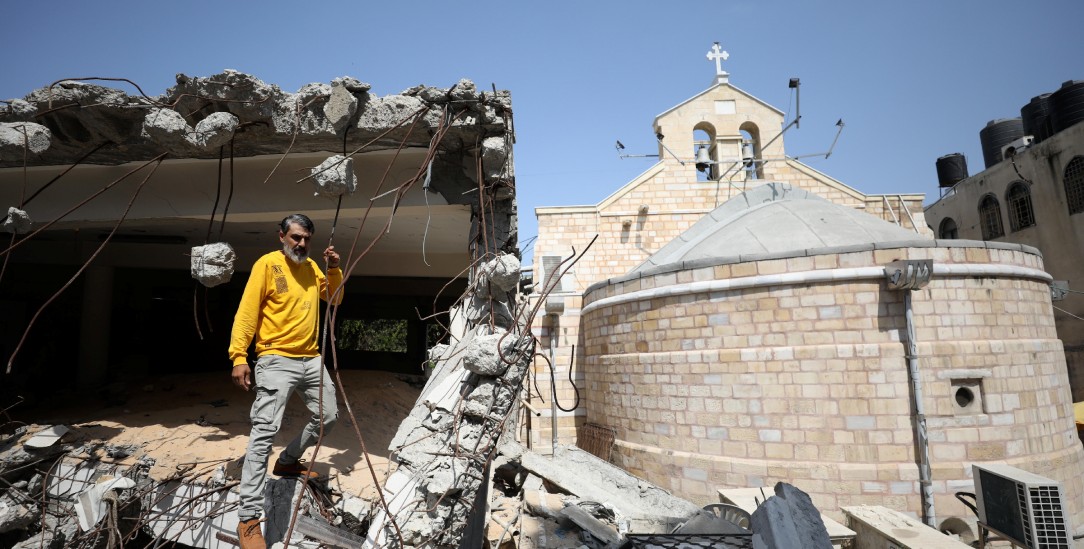 »Viele sehen nur noch Ruinen vor sich«: Ein Palästinenser zeigt die zum Teil zerstörte griechisch-orthodoxe Kirche St. Porphyrius in Gaza-Stadt (Foto: PA / Anadolu | Hamza Z. H. Qraiqea)