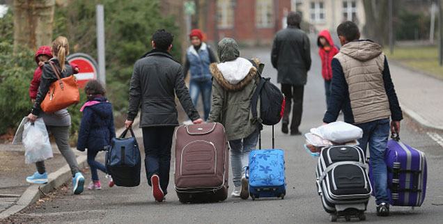 Mit viel Hoffnung, vielen Fragen und Angst vor einer ungewissen Zukunft kommen Flüchtlinge in Deutschland an. Unsere Autorin erlebte die Sorgen einer syrischen Familie hautnah mit - und teilte auch kleine Glücksmomente mit ihnen. (Foto: getty images/Sean Gallup)