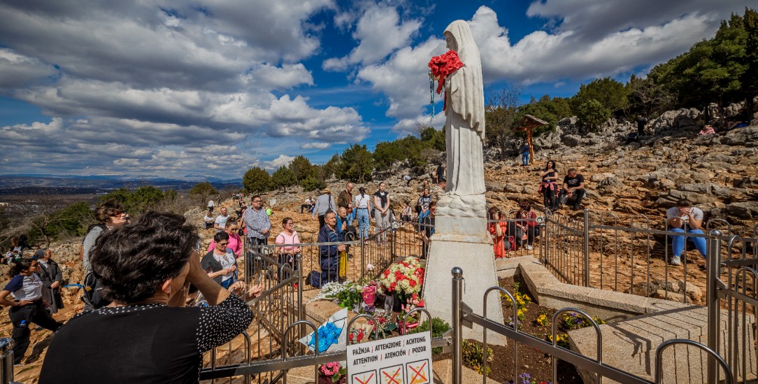 Auf dem Erscheinungshügel in Medjugorje. (Foto: PA/DeFodi Images)