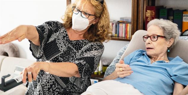 Lindert eine andere Lage die Schmerzen? Krankenschwester Antje Janzen zeigt ihrer Patientin, wie sie das Bett in eine diagonale Position bringen kann. (Foto: Yvonne Schwehm Ypspunkt.de)