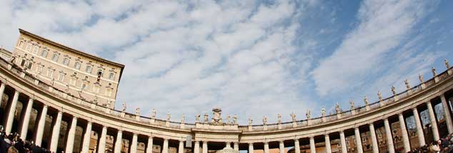 Schönwetterwolken über dem Petersplatz: Zweifelhaft, ob die Stimmung beim Konklave im März 2013 ebenso heiter sein wird wie dieser Himmel. Zu viel Angst vor der Zukunft, zu viel Sicherheitsdenken bestimmt die Kardinäle. (Foto: Gentile/Reuters)

