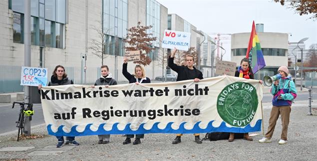 Das Klima wartet nicht: Aktivisten von Fridays for Future protestieren anlässlich der Weltklimakonferenz in Baku vor dem Kanzleramt in Berlin. (Foto: PA/DPA/Anna Ross)