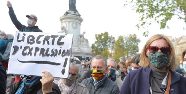 »Freie Meinungsäußerung«: In Paris versammeln sich tausende Menschen, um des ermordeten Lehrers Samuel Paty zu gedenken. (Foto: pa/PHOTOPQR/LE PARISIEN/Philippe Lavieille)