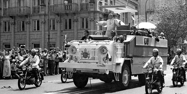 Wie ein Messias verehrt: Papst Johannes Paul II. bei seinem ersten Polen-Besuch nach seiner Wahl. Seine Auftritte beförderten die Opposition im Land. (Foto: epd/akg)
