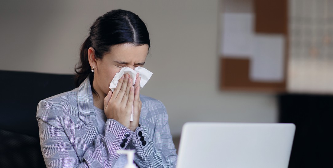 Mit Erkältung ins Büro zu gehen, das ist spätestens seit der Pandemie verpönt. Gibt es dennoch Fälle, in denen es hilfreich sein kann, krank zu arbeiten? (Foto: istock by Getty / Space-Cat)