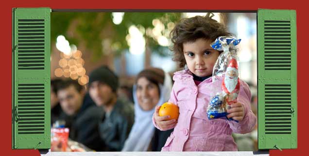 Ein Mädchen aus Syrien hält bei einer Weihnachtsfeier im Grenzdurchgangslager Friedland (Niedersachsen) eine Mandarine und eine Tüte mit einem Weihnachtsmann aus Schokolade. Dazu die Adventsrätsel-Frage Nummer 2: Sie lesen sie am Ende des Artikels! (Fotos: Jonathan Stutz/Fotolia.com, mod.; Swen Pförtner/dpa)