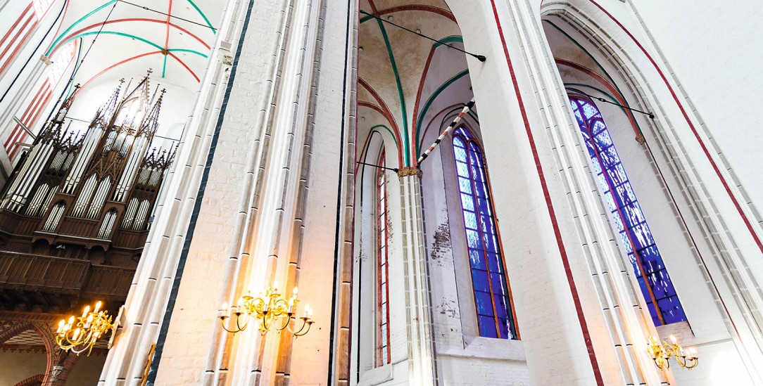 Himmliches Blau, strahlendes Weiß: Ab dem ersten Advent werden vier Uecker-Fenster im Schweriner Dom zu sehen sein. (Foto: epd-bild/Olaf Malzahn)