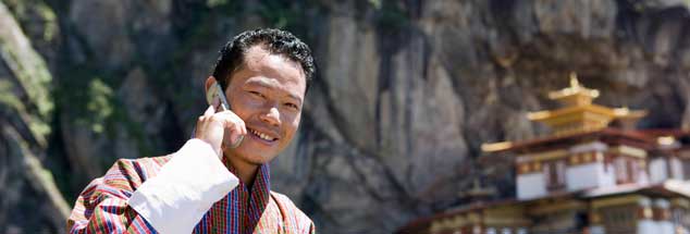 Bhutan zwischen Tradition und Moderne: Klöster und Mönche sind ebenso allgegenwärtig wie Smartphones (Foto: pa/Cavalli)
