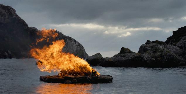 Brennende Insel: Die britische Künstlerin Julie Brook baute die Landart-Installation auf den Hebriden-Inseln. Die Feuerstelle wurde später von der einkommenden Flut ins Meer geschwemmt. (Foto: © Piffl Medien)