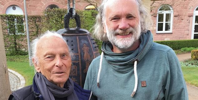 Lehrer und Schüler, aber auch Freunde:Willigis Jäger und Manfred Rosen im Jahr 2015 auf dem Benediktushof in Holzkirchen (Foto: privat)