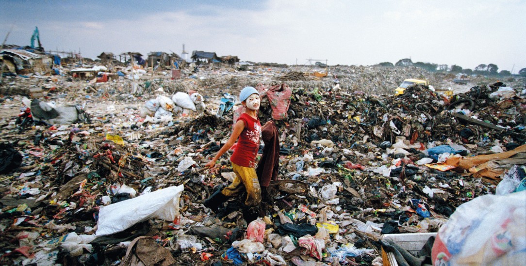 Kindheit voller Sorgen: Thomas Billhardt fotografierte Kinder in ihrem jeweiligen Umfeld, etwa auf einer Müllhalde in Indonesien (2008). (Foto: © Thomas Billhardt/Camera Work)