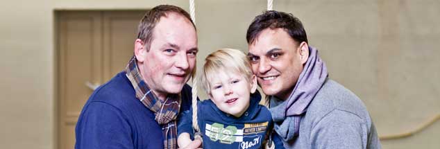 Papa und Papi: Michael Steins (47) und Ranjit Wissmann (39) mit dem kleinen Philipp (3). (Foto: Pramme)