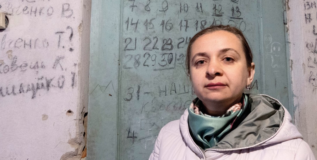 Elf Menschen starben: Olena Shvydka vor der Tür mit den eingeritzten Todesdaten (Foto: Martin Gerner)