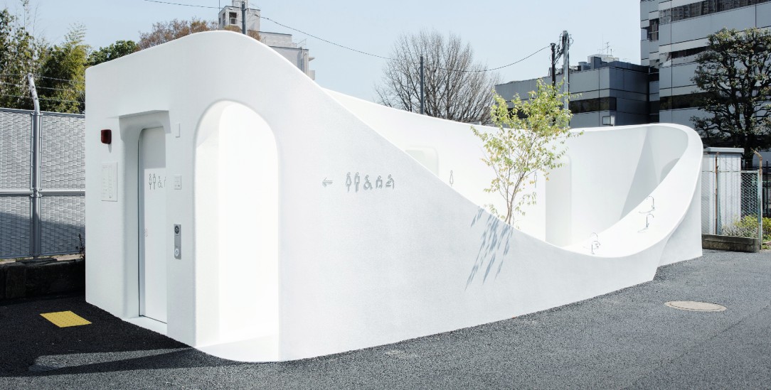 Elegant geschwungen mit Baum: Diese öffentliche Toilette in Tokio wurde von Sou Fujimoto entworfen. Sie hat sogar Trinkwasserstellen im Innenhof. (Foto: Satoshi Nagare)