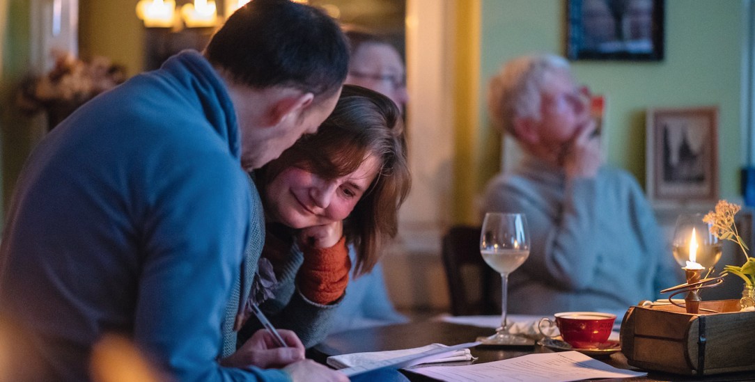 Wie ein Wohnzimmer, nur öffentlich und mit Programm: Die Anmut-Bar in Güstrow (Foto: Sarah Wenzel)