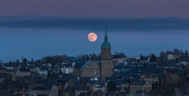 Mond über Annaberg: Der sächsische Ort ist eine Hochburg der Pietisten (Foto: imago/Uwe Meinhold)