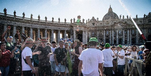 Gegen die Hitze: Eine Fontäne bringt den versammelten Messdienern im sommerlichen Rom etwas Abkühlung (Foto: KNA / Romano Siciliani / Cristian Gennari)