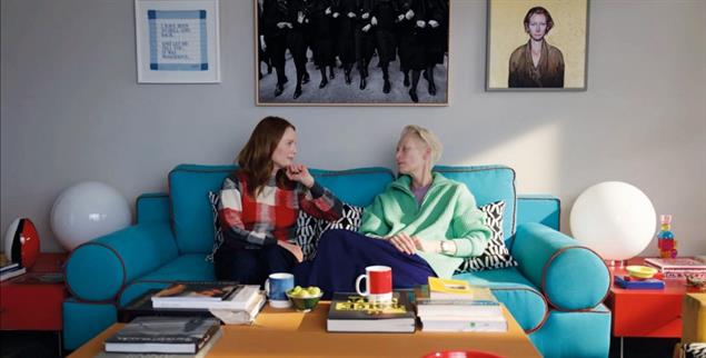 Ein letzter Freundschaftsdienst: Ingrid (Julianne Moore) soll ihrer krebskranken Freundin Martha (Tilda Swinton) bei deren Suizid beistehen. (Foto: WarnerBros.de)