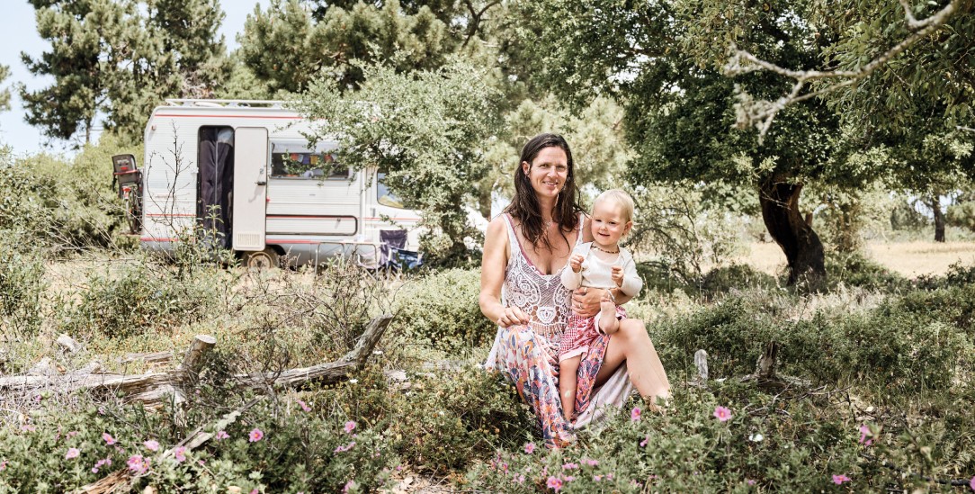 Unterwegssein als Lebenskonzept: Die Fotografin Saskia Uppenkamp hat für ihre Serie »So Many Ways« Vanbewohnerinnen in Portugal und auf Teneriffa gefragt: Welche Motivationen stehen hinter dem Leben im Van? (Foto: Saskia Uppenkamp.Gefördert durch die Stiftung Kulturwerk/VG Bild Kunst)