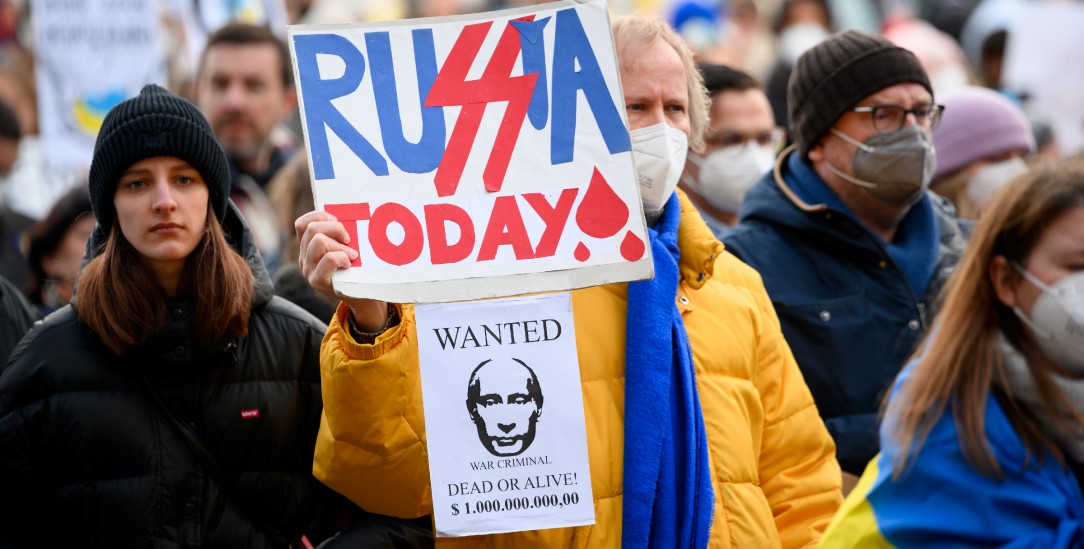 Klare Botschaft: Ein Demonstrant zeigt im April 2022, was er von Russia Today hält. (Foto: PA / DPA / Jonas Walzberg)    