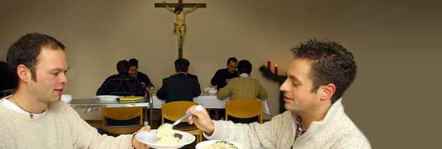 Mittagessen im Priesterseminar: Glücklich, wer hier offen über sich reden kann. (Foto: pa/Heddergott) 