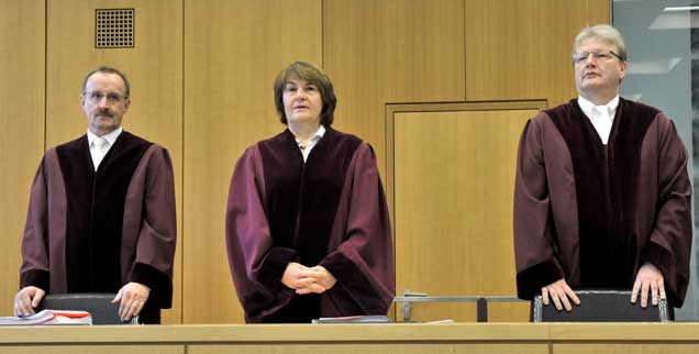 Entscheidung gefällt: Der 1. Senat des Bundesarbeitsgerichts mit der Vorsitzenden Richterin Ingrid Schmidt (M) und den Beisitzern Rüdiger Linck (l) und Ulrich Koch (r) am 20.11.2012 in Erfurt im Bundesarbeitgericht. (Foto: pa/Schutt)