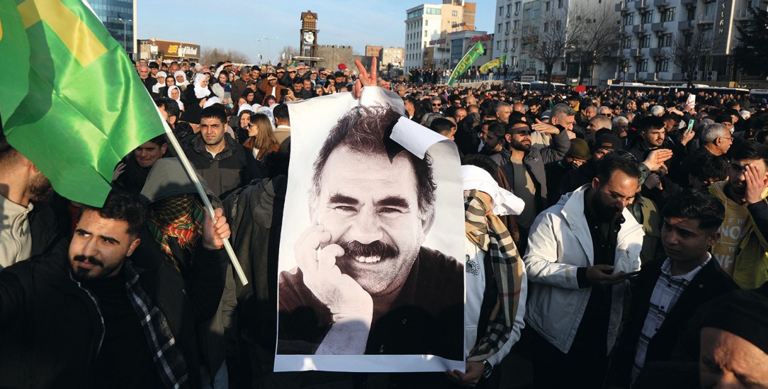 Hoffnung auf Frieden: Kurdische Demonstranten mit Bild von Abdullah Öcalan (Foto: PA / Reuters / Sertac Kayar)