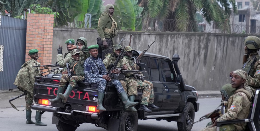 Auf Patrouille: Die gut ausgerüsteten M23-Rebellen in den Straßen von Goma. Die Aufständischen haben diese Millionenstadt der Demokratischen Republik Kongo erobert. (Foto: PA/AP/Brian Inganga)