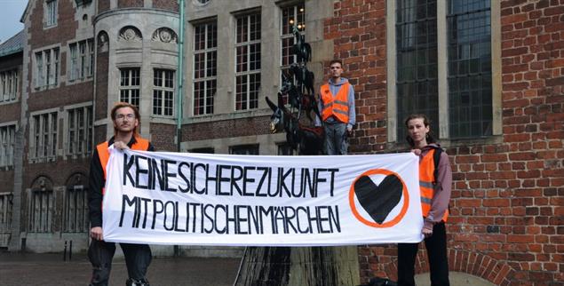 Für mehr Ehrlichkeit in der Klimadebatte: Eika Jacob protestiert vor dem Bremer Landtag