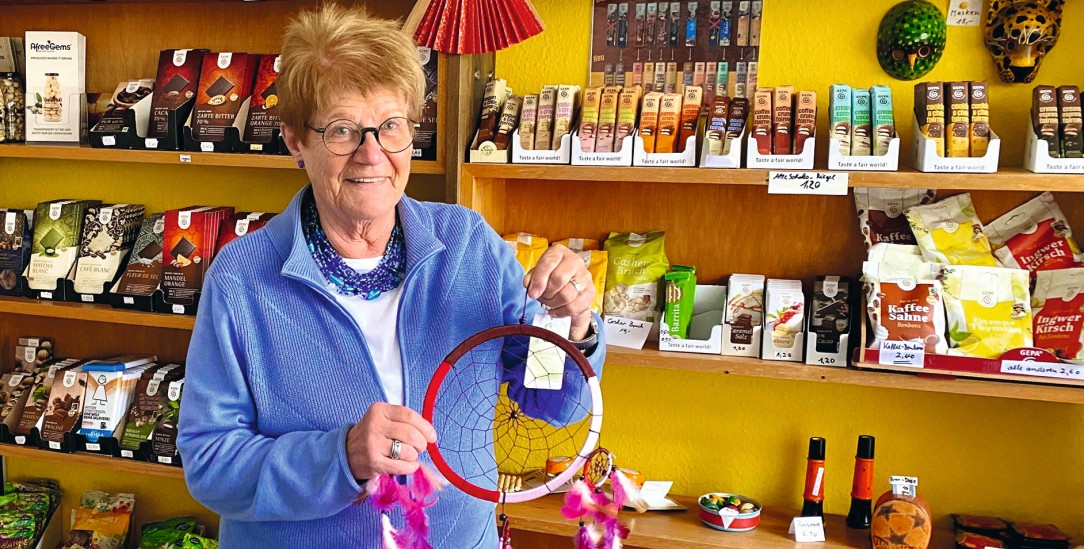 Schokolade und Traumfänger: Karin Hartmann im Eine-Welt-Laden der Kirchengemeinde St. Mariä Himmelfahrt in Essen-Altendorf. (Foto: Marcel Teschendorf)