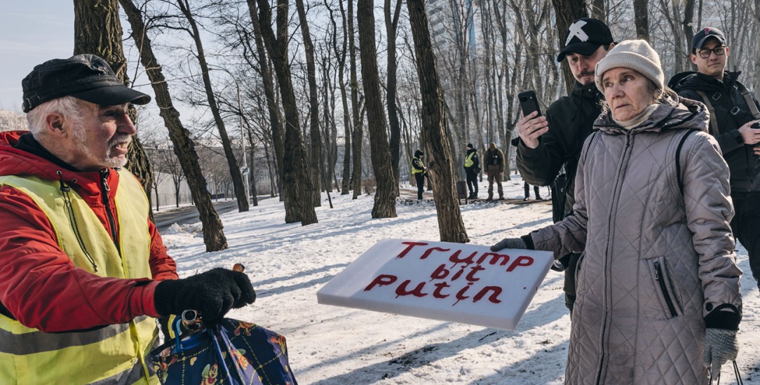 Trump schlägt Putin? Diese Hoffnung einer Frau vor der US-Botschaft scheint dahin. (Foto: IMAGO/ZUMA Press Wire) 