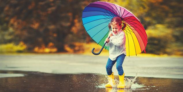 Spaß trotz Schietwetter: In den vergangenen zwölf Monaten regnete es so viel wie noch nie (Foto: Istockphoto/Evgeny Atamanenko)