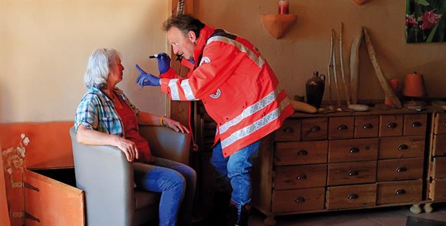 Zum Glück nur nachgestellt: Michael Rach untersucht eine Patientin (Foto: Bettina Lutze)