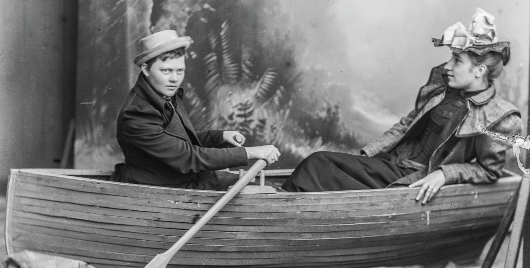 Berg &amp; Høeg, »Wasser-Szene«. Marie Høeg und Bolette Berg in einem Ruderboot im Atelier, 1895 - 1903 (© Sammlung des Preus Museums)