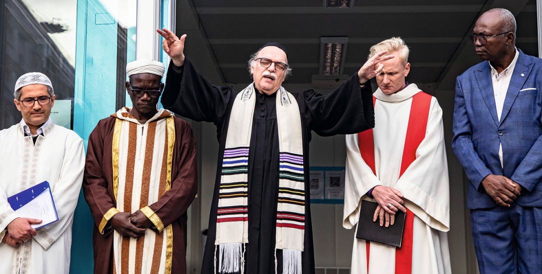 Hier klappt interreligiöses Gebet noch: Rabbiner Andreas Nachamabetet mit islamischen und christlichen Geistlichen zusammen beim House of One in Berlin. (Foto: imago images / Emmanuele Contini)