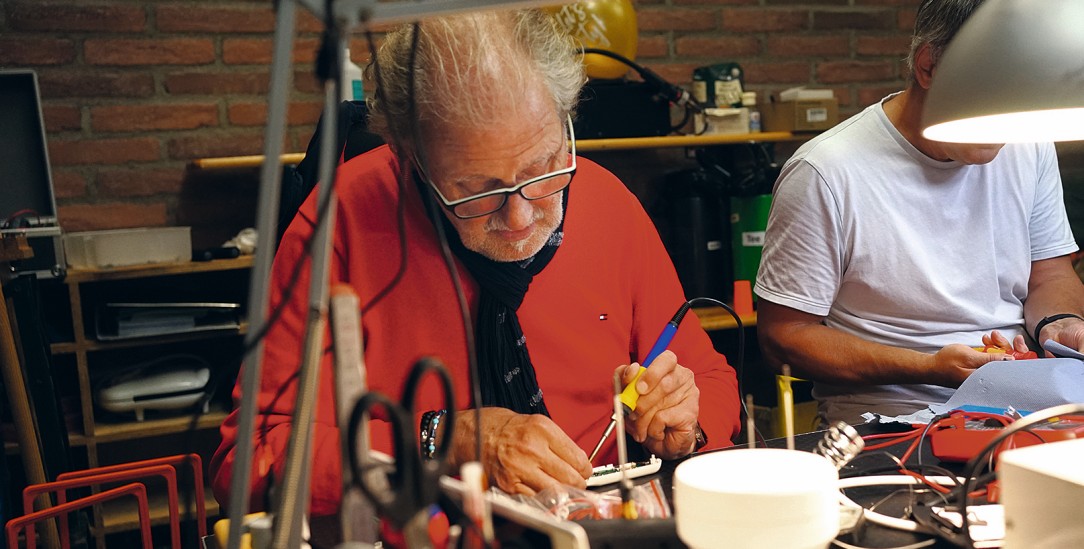 Sinn, Freude und Gemeinschaft: Wolfgang Koerfer repariert ein defektes Thermometer (Foto: Conie Riedle)