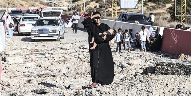 Viele versuchen, zu entkommen: Zerstörte Straßen erschweren die Flucht (Foto: PA/Anadolu/Murat Sengul)