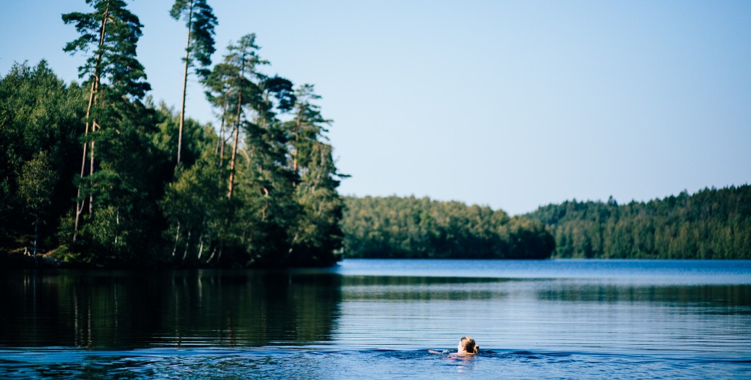 Die Welt, die uns trägt: Schwimmerin im See (Foto: Photocase / no more lookism)