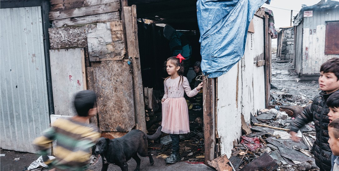 Wie ein Sonnenstrahl an einem düsteren Wintertag: Dieses Mädchen im Prinzessinnenkleid im Roma-Slum Trebišov hat Manuela Federls Projekt seinen Titel gegeben.(Foto: Manuela Federl)