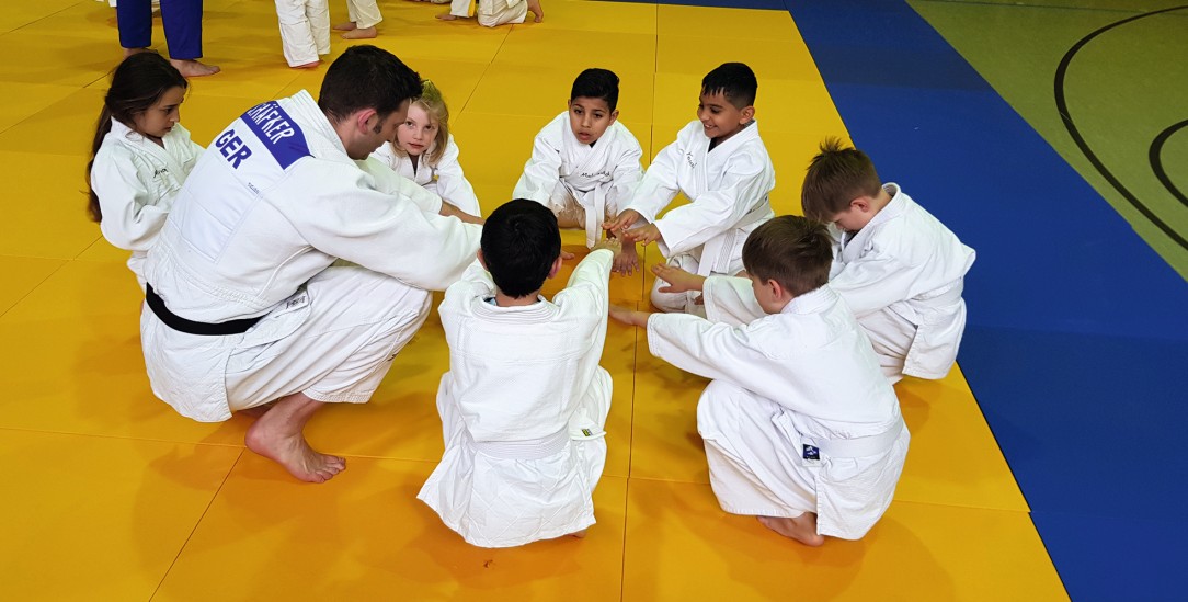 Klare Regeln: Zum Abschluss des Judotrainings versammelt Sebastian Häfker die Kinder im Kreis auf der Matte. (Foto: Privat)